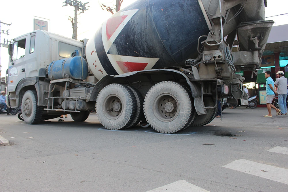 Sáng cùng ngày, một vụ tai nạn khác xảy ra tại giao lộ Trường Chinh - Phạm Văn Bạch khiến một nam thanh niên tử vong. 